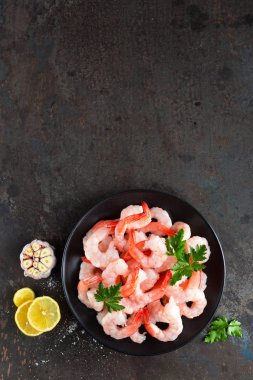 Karides plaka üzerinde. Karides, karides. Deniz ürünleri. Üstten Görünüm. Koyu arka plan