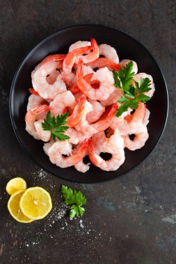 Karides plaka üzerinde. Karides, karides. Deniz ürünleri. Üstten Görünüm. Koyu arka plan