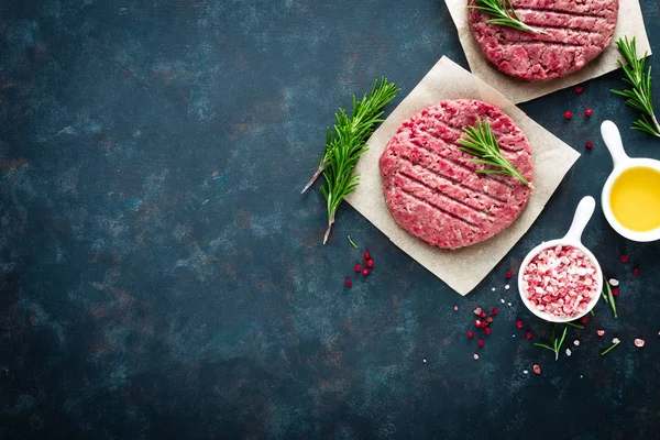 Burgeri Proaspeți Din Carne Vită Tocată Condimente Fundal Întunecat Carne — Fotografie, imagine de stoc