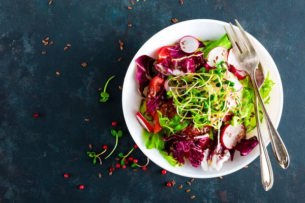 Taze sebze salata tabağı domates, İtalyan karışımı, biber, turp, yeşil lahanası ve keten tohumu. Vejetaryen yemek sağlıklı gıda. Diyet Kahvaltı, öğle veya akşam yemeği menüsü. Salata tabağı tablo. Düz yatıyordu. Yukarıdan görüntülemek