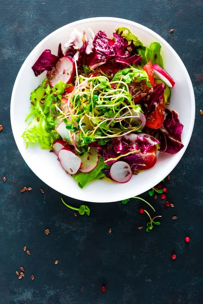 Prato Salada Legumes Frescos Tomates Mistura Italiana Pimenta Rabanete Brotos — Fotografia de Stock