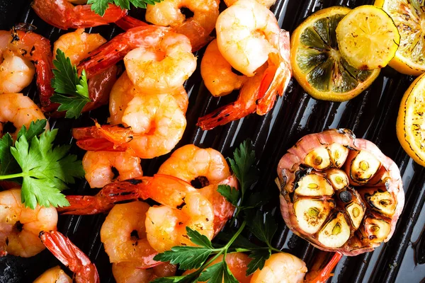 Langostinos Asados Parrilla Sartén Con Limón Ajo Camarones Parrilla Camarones —  Fotos de Stock