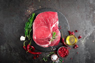 Ham sığır eti biftek yemek malzemeler ile siyah arka plan üzerine. Taze sığır eti. Üstten Görünüm