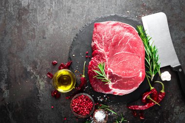 Ham sığır eti biftek yemek malzemeler ile siyah arka plan üzerine. Taze sığır eti. Üstten Görünüm