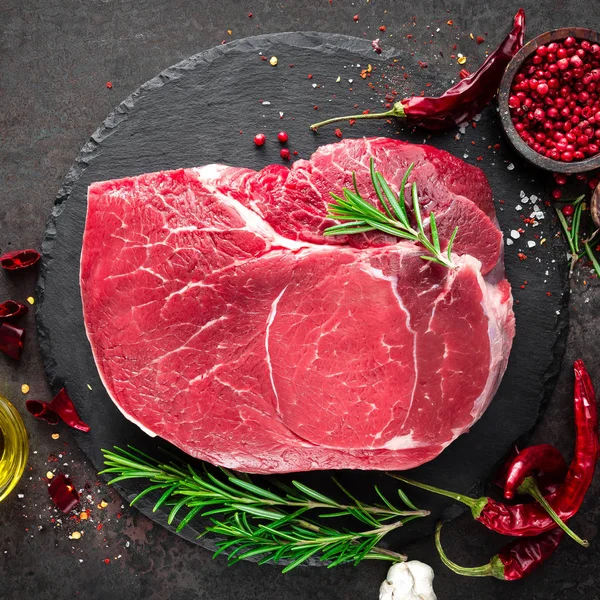 Bife Cru Sobre Fundo Preto Com Ingredientes Cozinha Carne Fresca — Fotografia de Stock