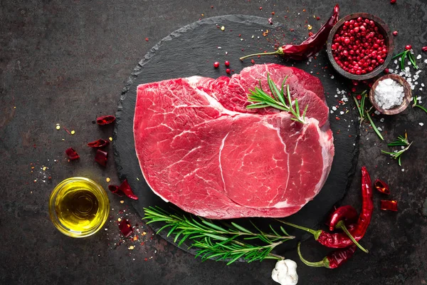 Bife Cru Sobre Fundo Preto Com Ingredientes Cozinha Carne Fresca — Fotografia de Stock