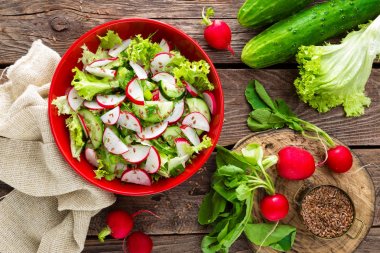 Turp, salatalık, marul salatası ve keten tohumu vejetaryen sebze salatası. Sağlıklı vegan gıda. Üstten Görünüm