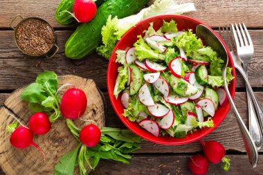 Turp, salatalık, marul salatası ve keten tohumu vejetaryen sebze salatası. Sağlıklı vegan gıda. Üstten Görünüm
