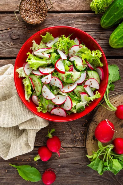 素食蔬菜沙拉 生菜沙拉和亚麻籽 健康的素食食品 顶部视图 — 图库照片