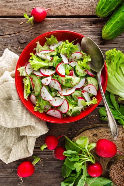 Vegetariánský Zeleninový Salát Ředkvičky Okurky Hlávkový Salát Lněného Semínka Zdravá — Stock fotografie