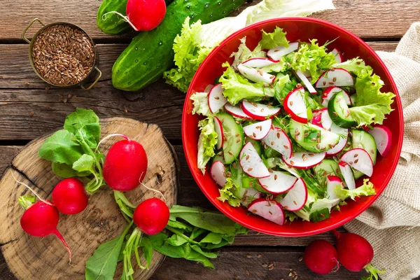素食蔬菜沙拉 生菜沙拉和亚麻籽 健康的素食食品 顶部视图 — 图库照片