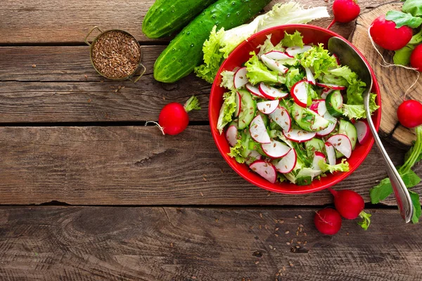 Vegetariánský Zeleninový Salát Ředkvičky Okurky Hlávkový Salát Lněného Semínka Zdravá — Stock fotografie