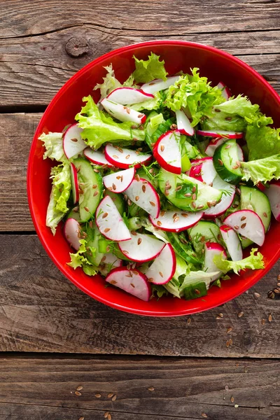 Ensalada Vegetal Vegetariana Rábano Pepinos Ensalada Lechuga Semillas Lino Comida —  Fotos de Stock