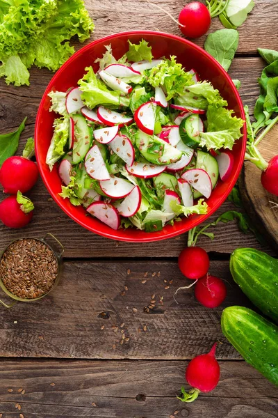 Vegetariánský Zeleninový Salát Ředkvičky Okurky Hlávkový Salát Lněného Semínka Zdravá — Stock fotografie