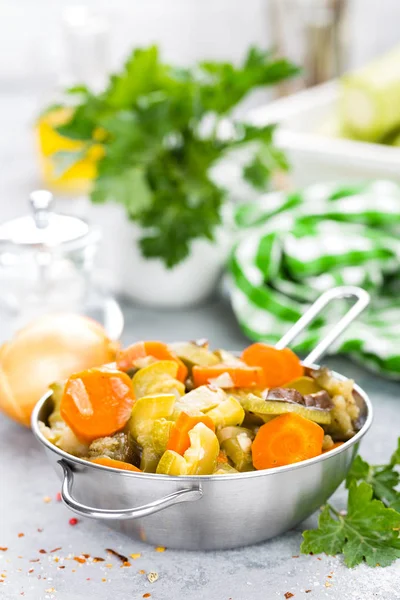 野菜のシチュー 旬の焼き野菜 ベジタリアン料理 — ストック写真