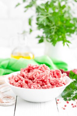 Forcemeat. Çiğ domuz eti kıyma kase beyaz mutfak masasında. Taze kıyılmış et