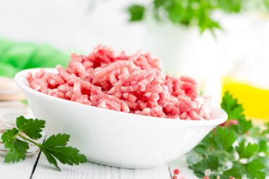 Forcemeat. Çiğ domuz eti kıyma kase beyaz mutfak masasında. Taze kıyılmış et