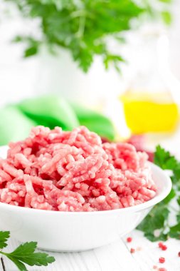 Forcemeat. Çiğ domuz eti kıyma kase beyaz mutfak masasında. Taze kıyılmış et