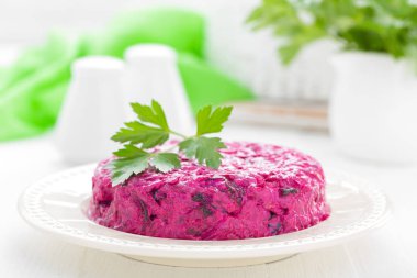 Haşlanmış pancar salatası. Kuru erik, ceviz ve ekşi krema beyaz zemin üzerine kırmızı pancar salatası