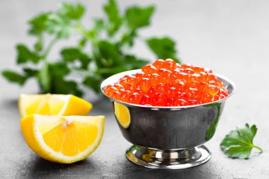 Havyar, somon havyar metal kase kırmızı somon balık. Havyar. Seçici odak