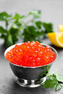 Havyar, somon havyar metal kase kırmızı somon balık. Havyar. Seçici odak