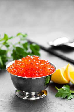 Havyar, somon havyar metal kase kırmızı somon balık. Havyar. Seçici odak