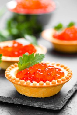 Tartalets kırmızı somon havyar, somon havyar balık. Havyar. Seçici odak