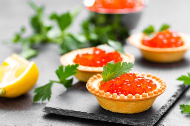 Tartalets kırmızı somon havyar, somon havyar balık. Havyar. Seçici odak