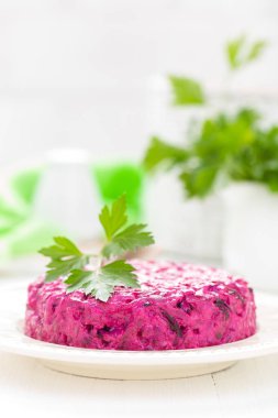 Haşlanmış pancar salatası. Kuru erik, ceviz ve ekşi krema beyaz zemin üzerine kırmızı pancar salatası