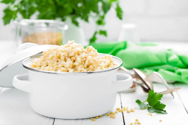 Grano Bulgur Cereale Bulgur Bollito Pentola Tavolo Cucina Bianco Cibo — Foto Stock