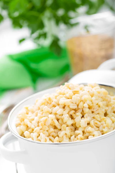 Trigo Bulgur Cereais Bulgur Cozidos Panela Mesa Cozinha Branca Alimentos — Fotografia de Stock