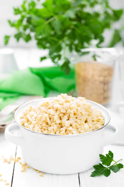 Trigo Bulgur Cereales Bulgur Cocidos Maceta Sobre Mesa Cocina Blanca — Foto de Stock