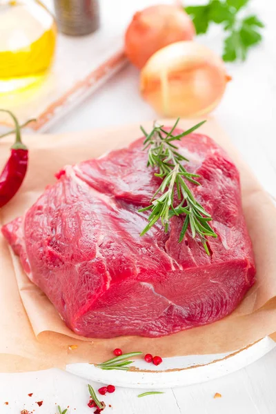 Rauw Vlees Ossenhaas Witte Achtergrond Met Koken Ingrediënten Close Vers — Stockfoto