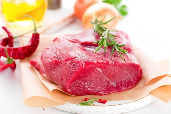 Rauw Vlees Ossenhaas Witte Achtergrond Met Koken Ingrediënten Close Vers — Stockfoto