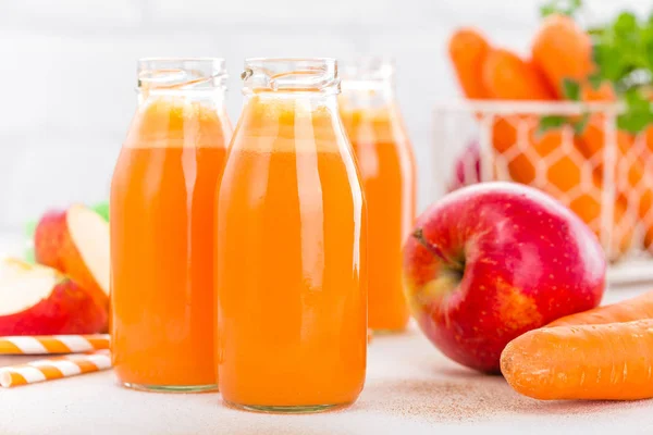 Färsk Morot Och Äpple Juice Vit Bakgrund Morot Och Äpple — Stockfoto