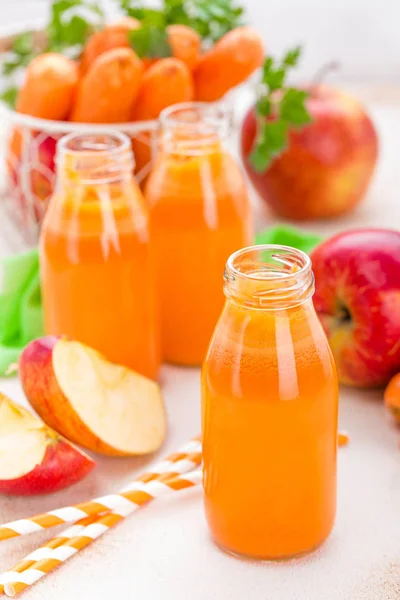 Cenoura Fresca Suco Maçã Fundo Branco Suco Cenoura Maçã Garrafas — Fotografia de Stock