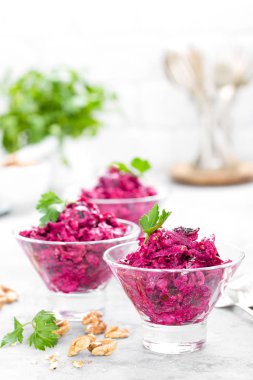 Pancar salatası. Haşlanmış pancar salatası. Kuru erik, ceviz ve ekşi krema beyaz zemin üzerine kırmızı pancar salatası