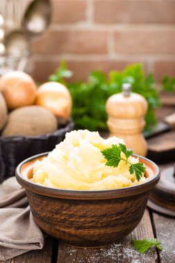 Patates püresi. Tereyağı ve süt ile patates püre. Haşlanmış patates. Patates püresi