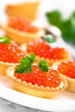 Tartlets kırmızı somon havyar, somon havyar balık. Havyar