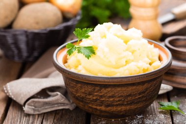 Patates püresi. Tereyağı ve süt ile patates püre. Haşlanmış patates. Patates püresi