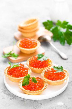 Tartlets kırmızı somon havyar, somon havyar balık. Havyar