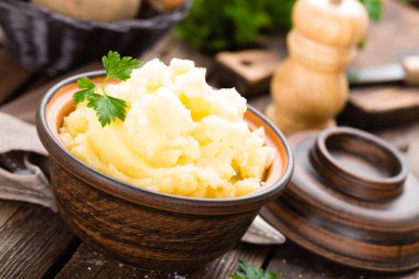 Patates püresi. Tereyağı ve süt ile patates püre. Haşlanmış patates. Patates püresi