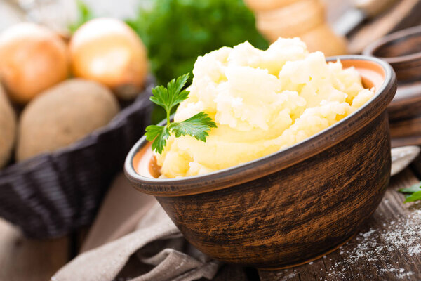 Пюре из картошки. Картофельное пюре с маслом и молоком. Вареная картошка. Картофельное пюре
