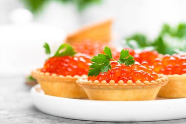 Tartlets kırmızı somon havyar, somon havyar balık. Havyar
