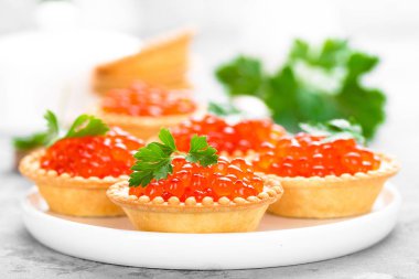 Tartlets kırmızı somon havyar, somon havyar balık. Havyar