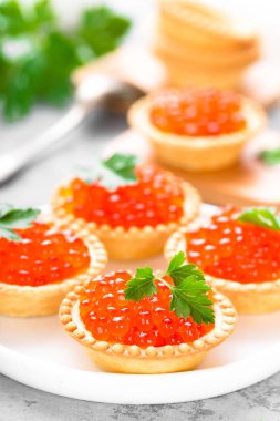 Tartlets kırmızı somon havyar, somon havyar balık. Havyar