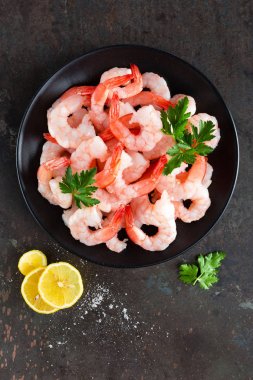 Karides plaka üzerinde. Karides, karides. Deniz ürünleri. Üstten Görünüm. Koyu arka plan