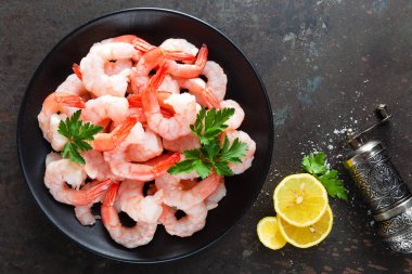 Karides plaka üzerinde. Karides, karides. Deniz ürünleri. Üstten Görünüm. Koyu arka plan