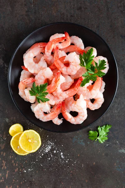 Karides plaka üzerinde. Karides, karides. Deniz ürünleri. Üstten Görünüm. Koyu arka plan