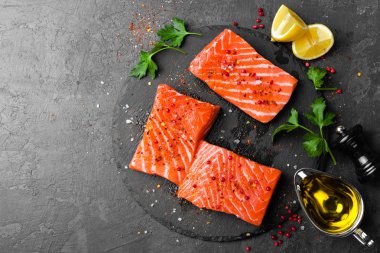 Somon balığı. Taze somon balık. Çiğ somon balık fileto